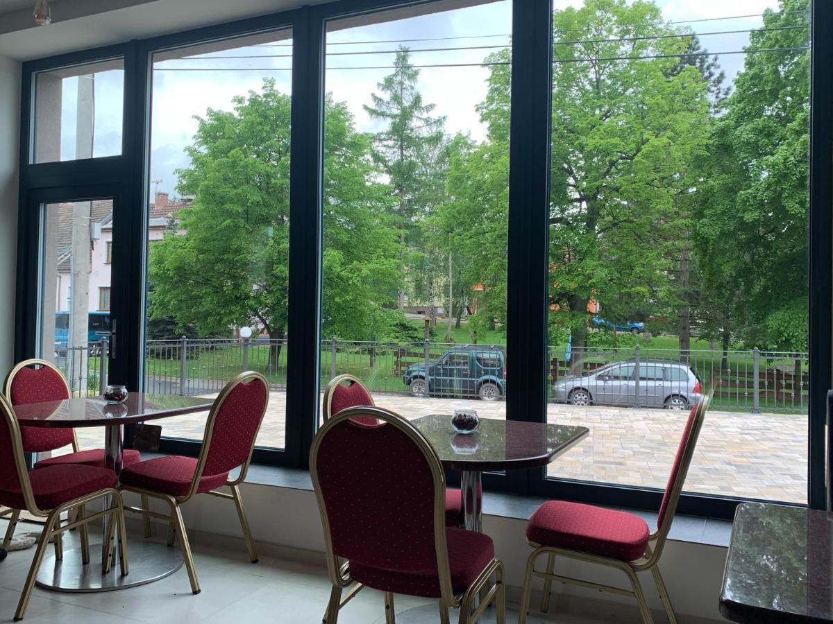 Cafe De La Creme Hotell Kuzelov Exteriör bild