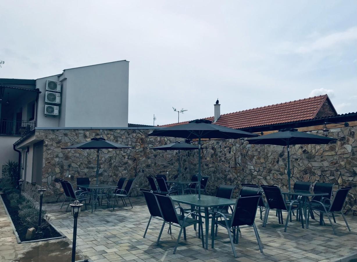 Cafe De La Creme Hotell Kuzelov Exteriör bild