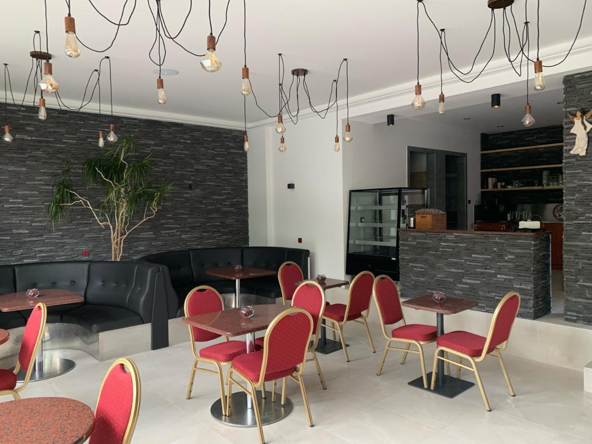Cafe De La Creme Hotell Kuzelov Exteriör bild