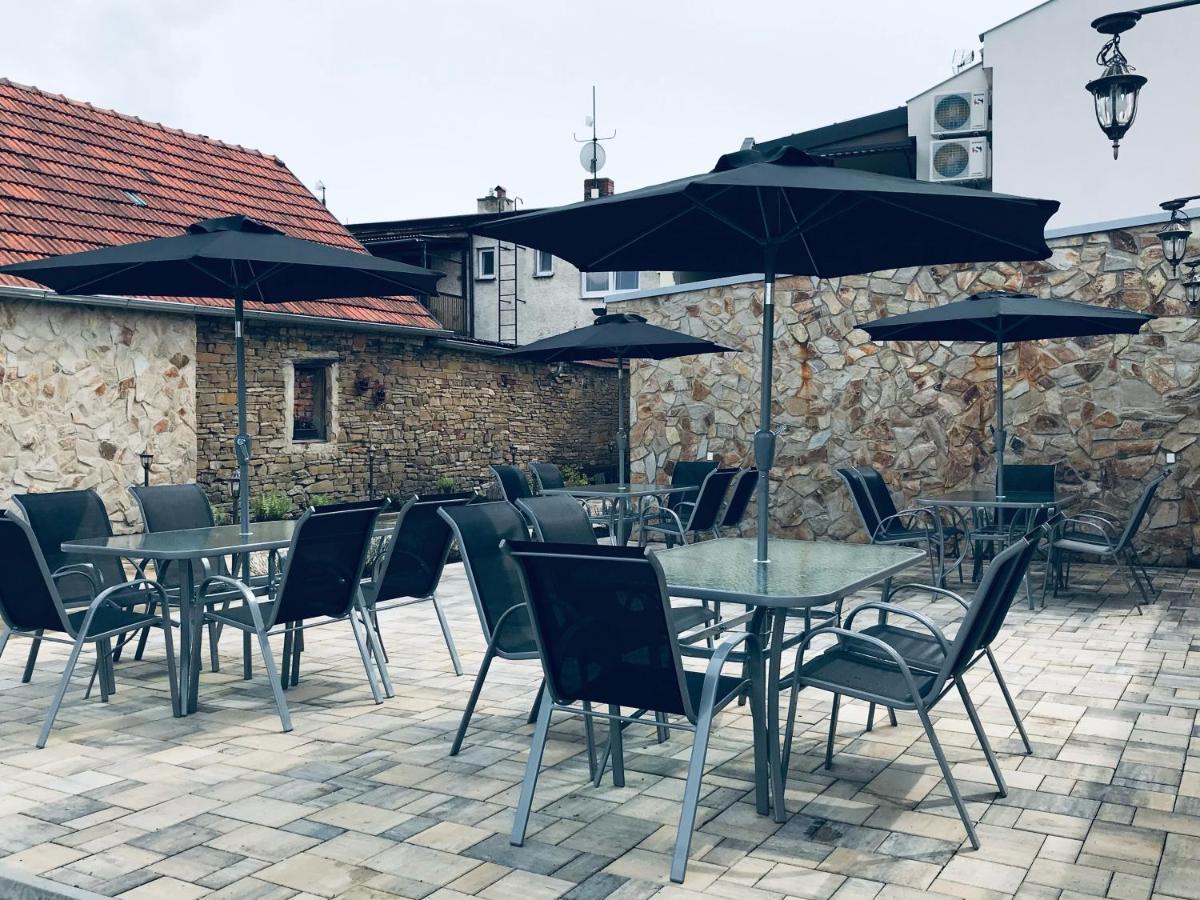 Cafe De La Creme Hotell Kuzelov Exteriör bild