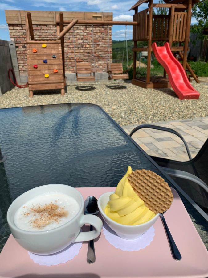 Cafe De La Creme Hotell Kuzelov Exteriör bild